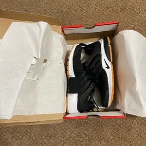 NBW. Nike Women Air Presto. Black & White. Size 5.